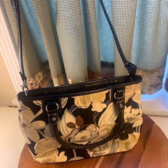 Relic bag. Inv 411 - Picture 1 of 3